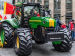 Belgian tractors protest outside EU Parliament 🚜🇪🇺