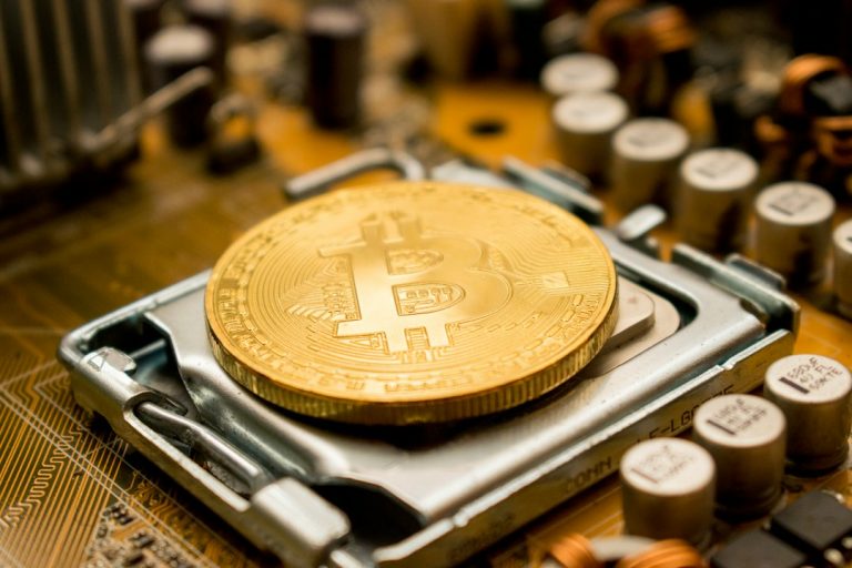Jim Cramer Urges Investors to Choose Gold Over Bitcoin