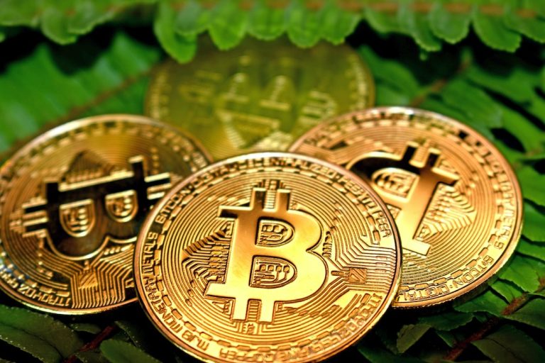 Bitcoin Maintains Stability Above $52,000, Sustaining Impressive Growth